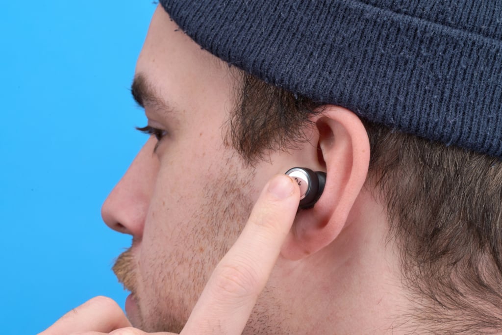 Bang & Olufsen Beoplay Eleven – Bedienung im Ohr
