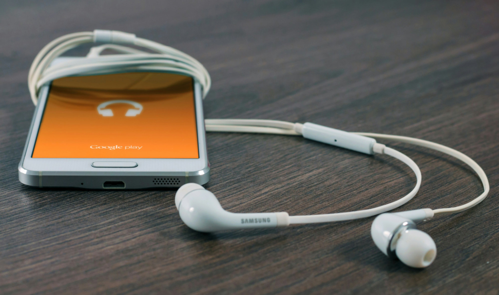 Hörst du mit kabelgebundenen Kopfhörern Musik, fallen Bluetooth-Codecs weg, du benötigst aber immer noch Audio-Codecs. 