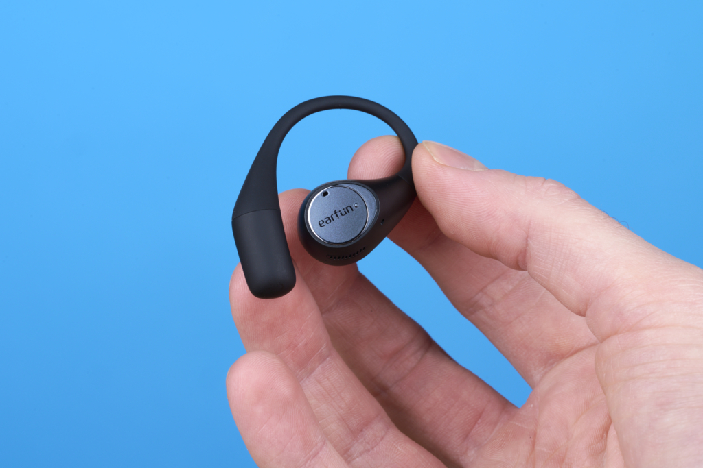 EarFun OpenJump – In der Hand