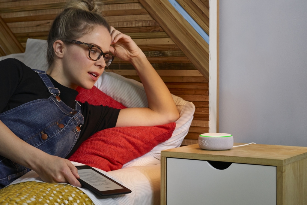 Frau Spricht mit Echo Dot