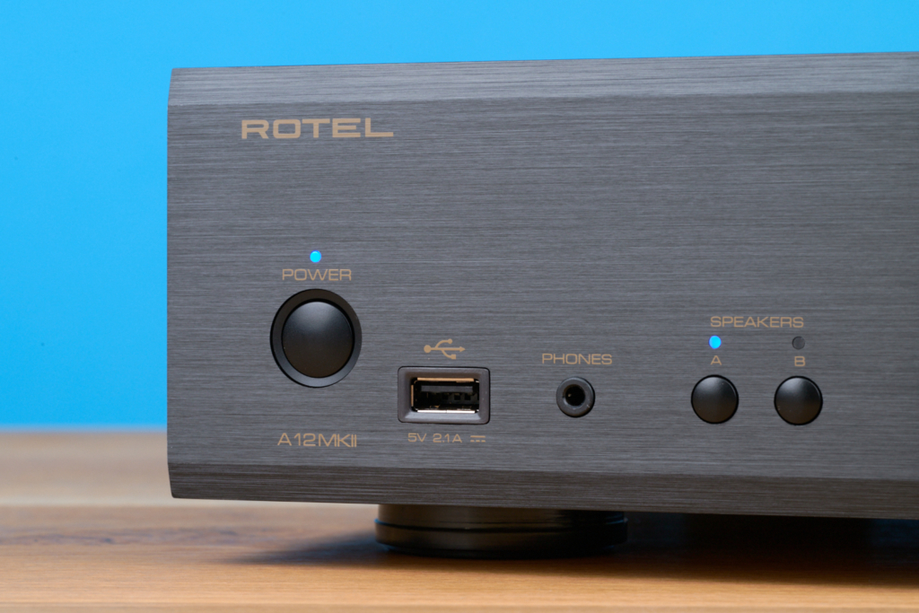 Rotel A12 MKII – Frontalansicht im Detail