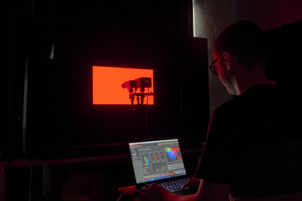 Thorben beim Messen im TV-Testlabor