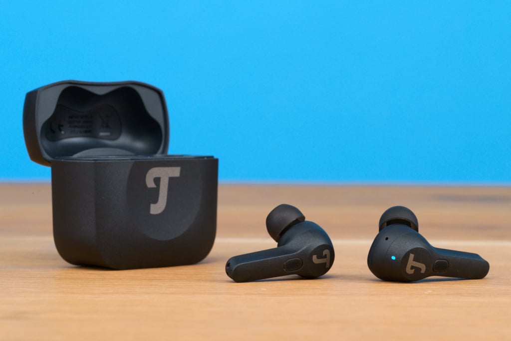 Teufel Airy TWS Pro – Beide Buds neben dem Case