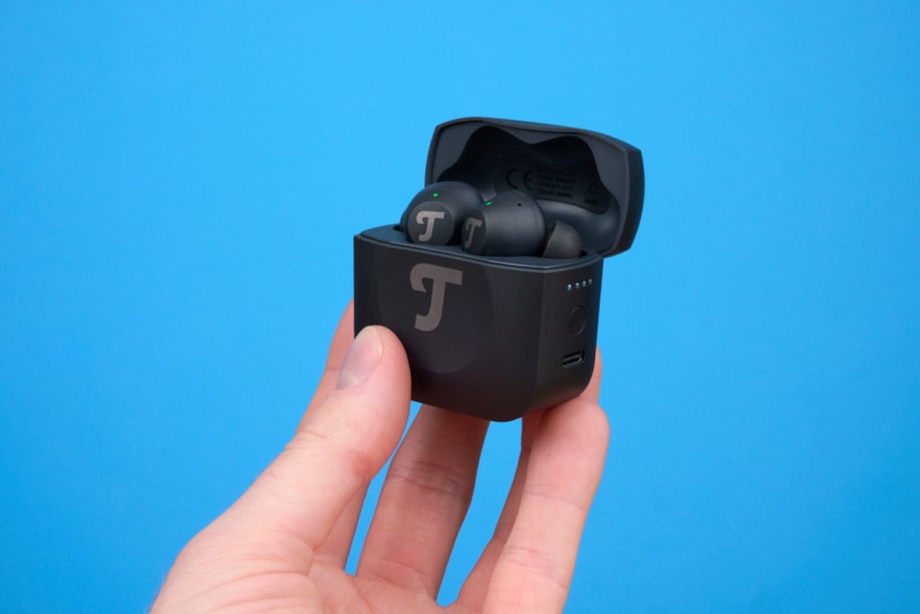 Teufel Airy TWS Pro – Case offen in der Hand