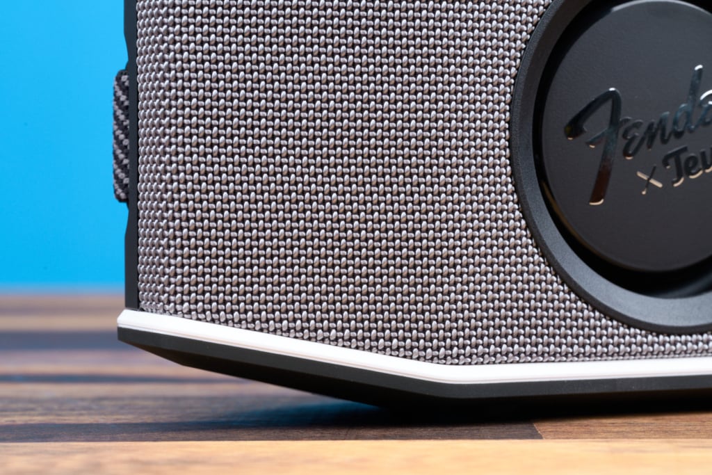 Teufel Rockster Go 2 Test | Detailaufnahme Gitter
