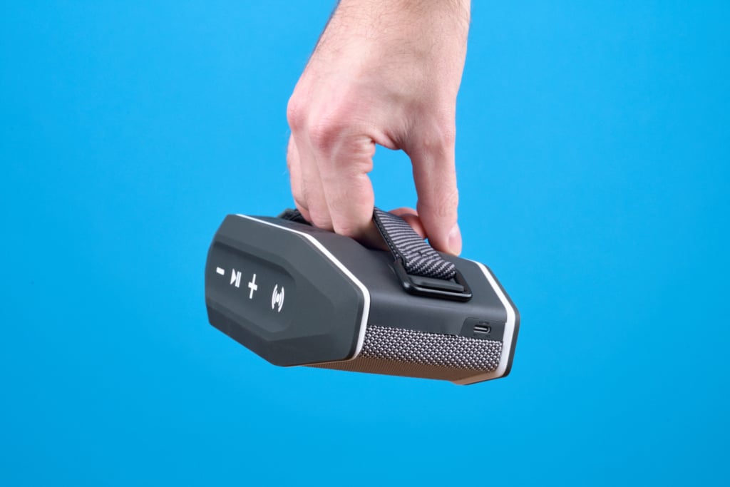 Teufel Rockster Go 2 Test | Speaker in der Hand