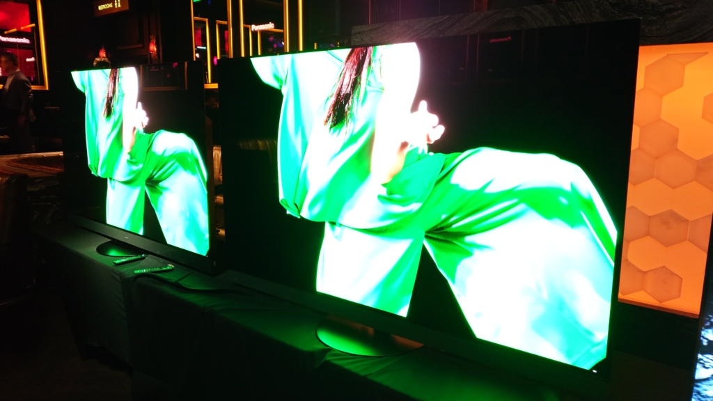 Vergleich der Panasonic Spitzen-OLEDs mit und ohne MLA