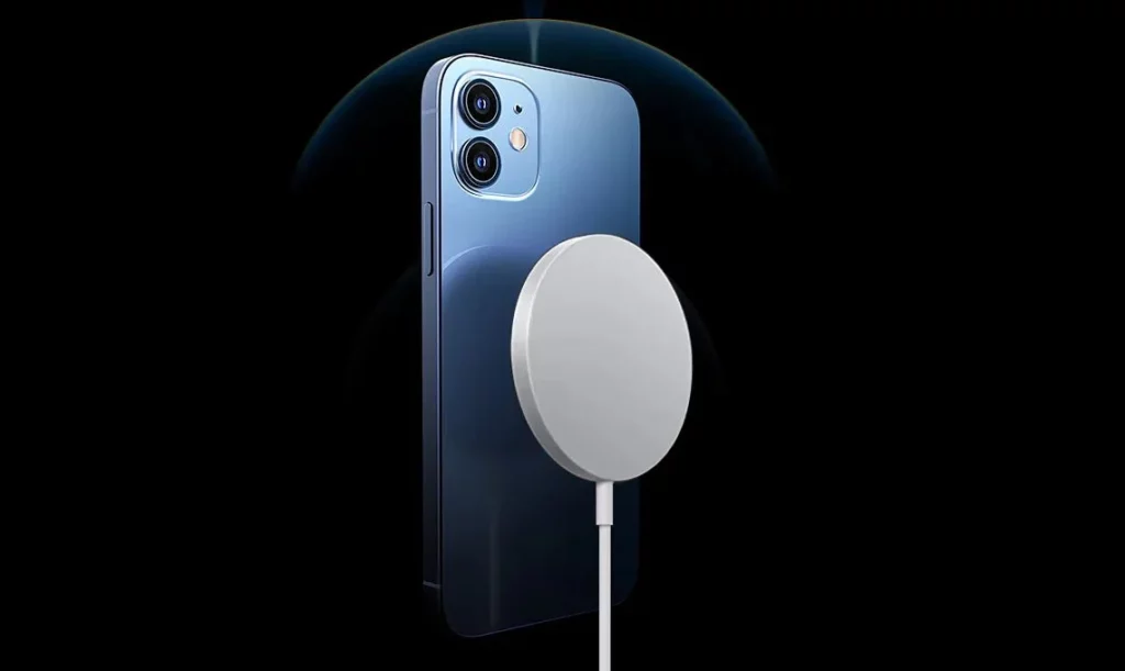 Per MagSafe lässt sich magnetisch Zubehör an der Rückseite der iPhones befestigen - hier ein Ladegerät.