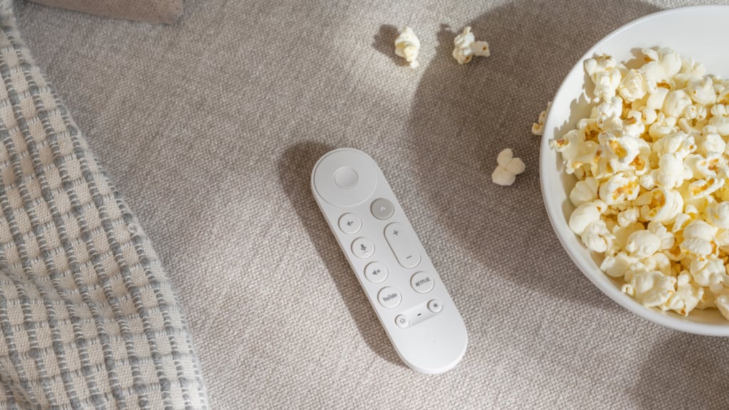 Die aktuelle Remote des TV Streamers verzichtet auf eine Beleuchtung.