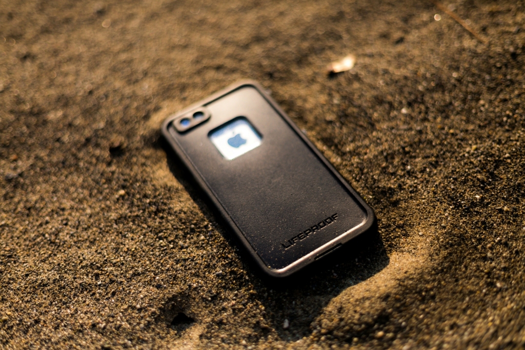 Handy im Sand