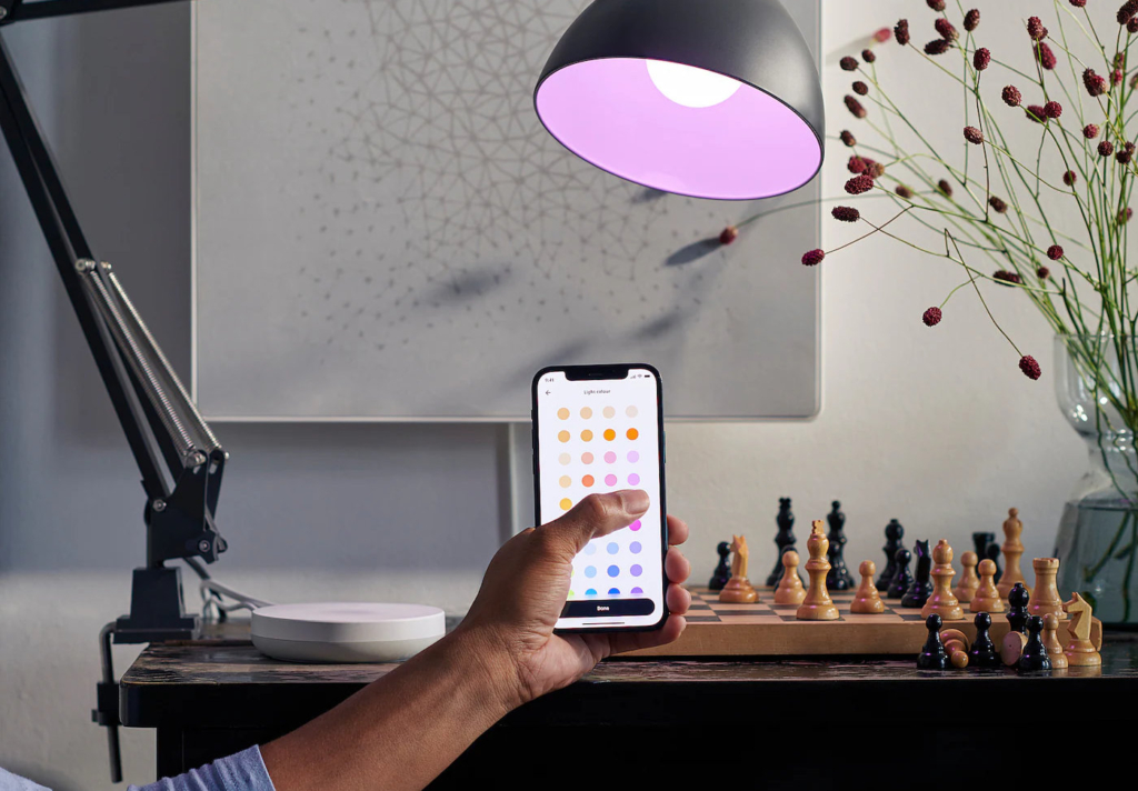 Ikea bietet dir im Smart Home z. B. Leuchtmittel oder Lautsprecher an. 