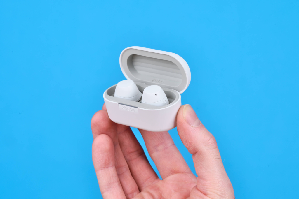 LG xboom Buds – In der Hand