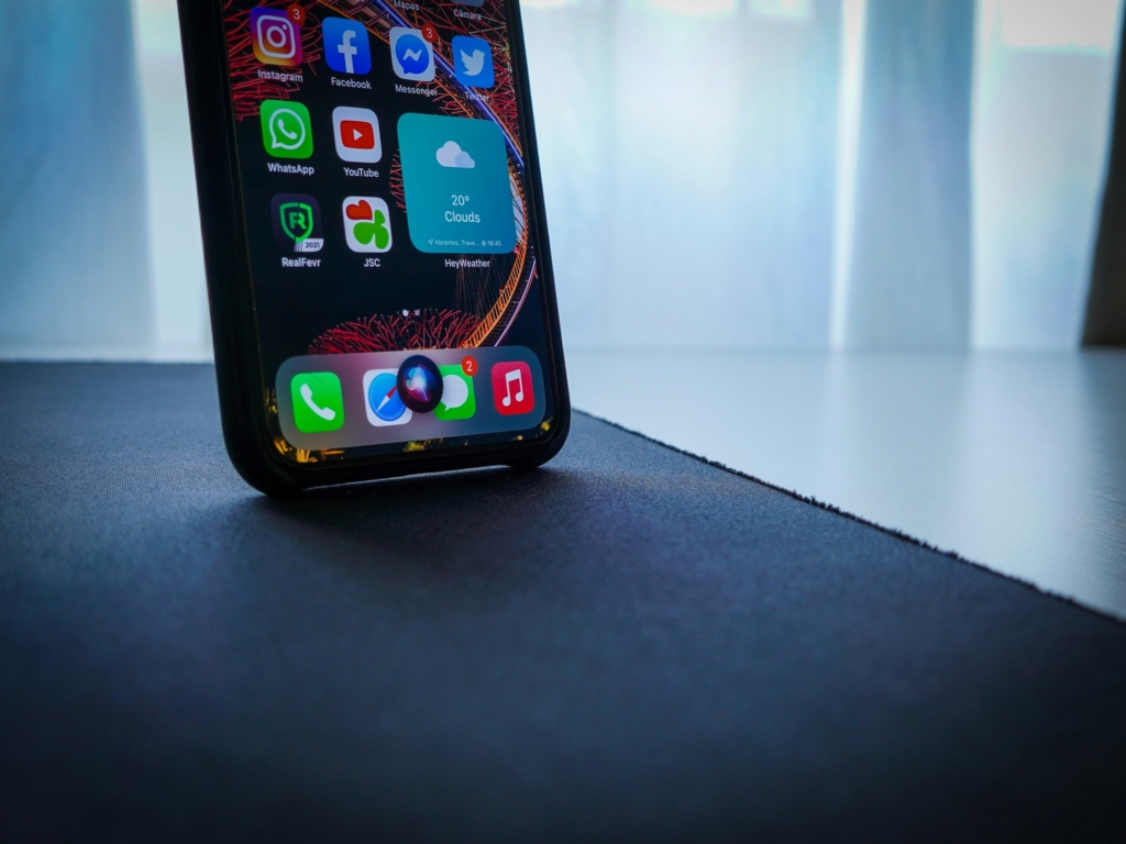 iPhone mit aktivierter Siri