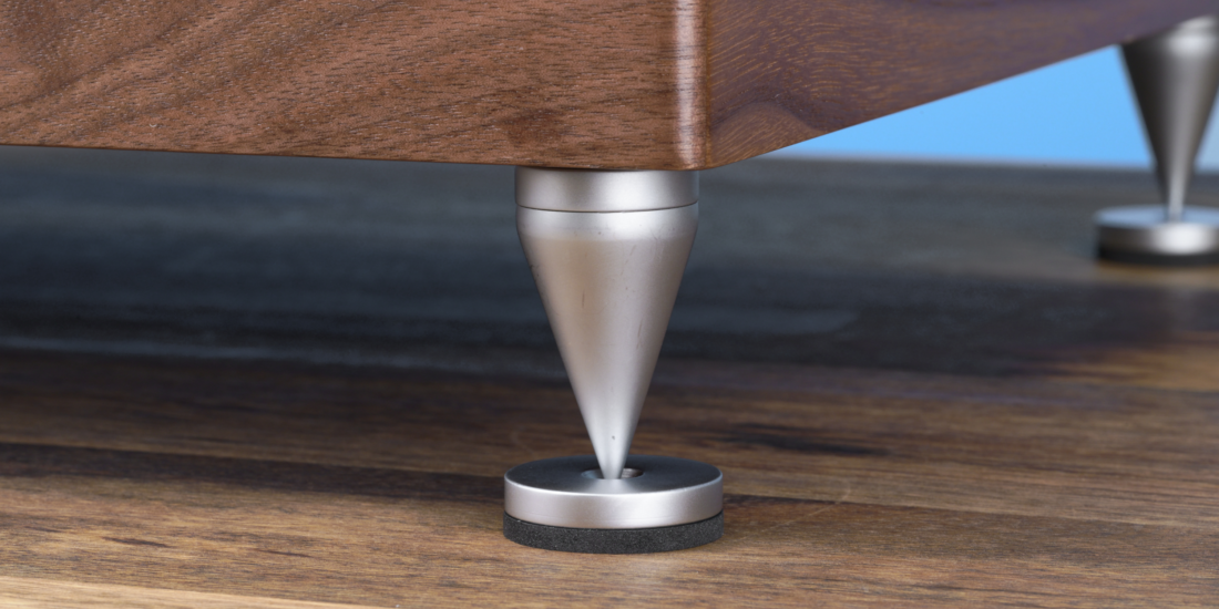 HIFI.DE Ratgeber | Spikes unter Lautsprechern