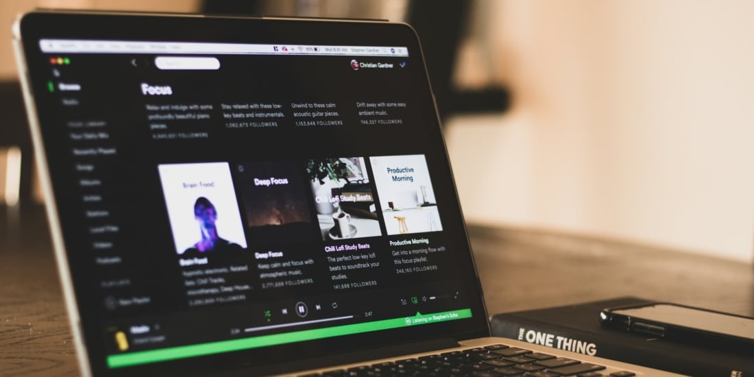Laptop mit Spotify