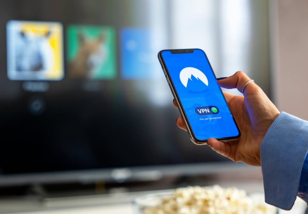 Per VPN lassen sich Inhalte aus den Streaming-Katalogen anderer Länder abrufen. Gern sehen die Anbieter dies jedoch nicht.
