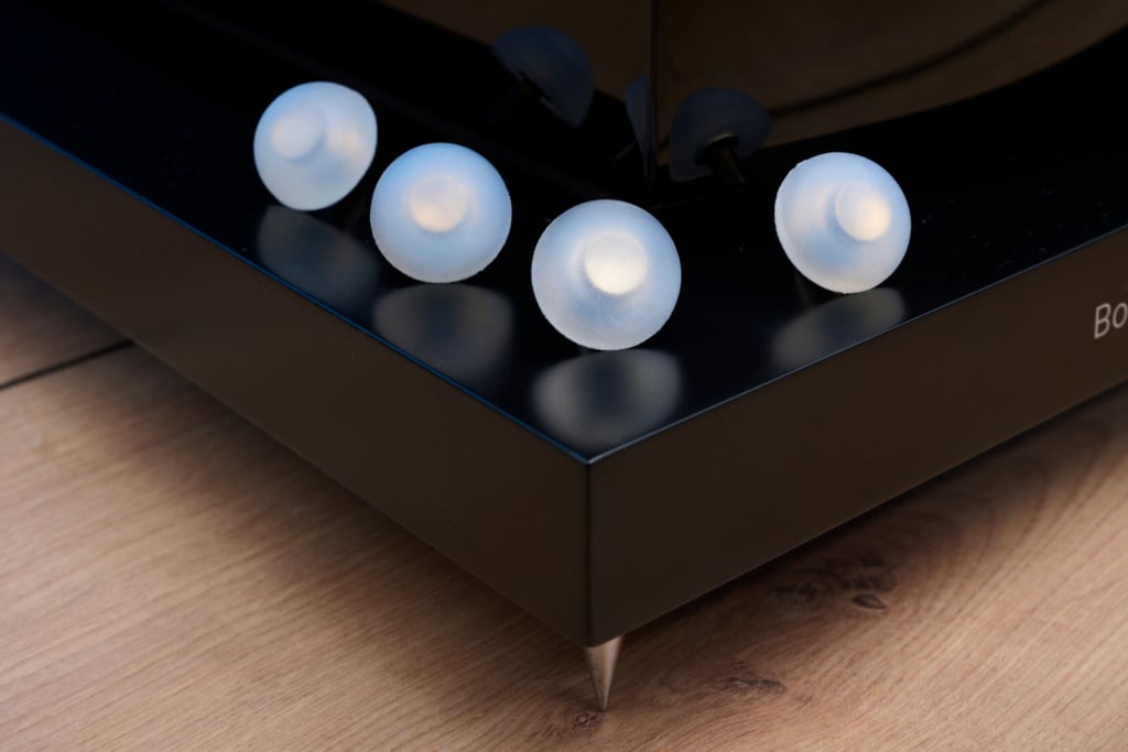 Spikes unter Lautsprechern Bowers & Wilkins 703 S3
