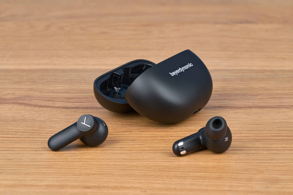 Beyerdynamic Amiron 100 – Case und Buds