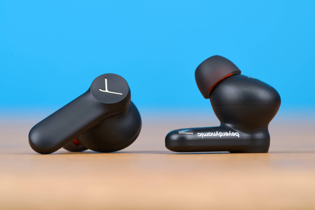 Beyerdynamic Amiron 100 – Zwei Buds nebeneinander