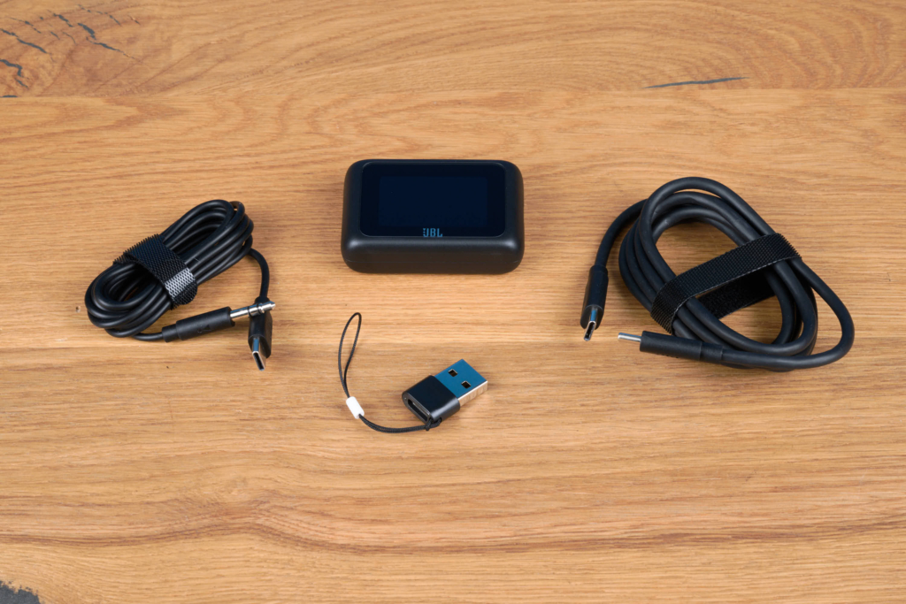 JBL Tour One M3 im Test – Transmitter Lieferumfang