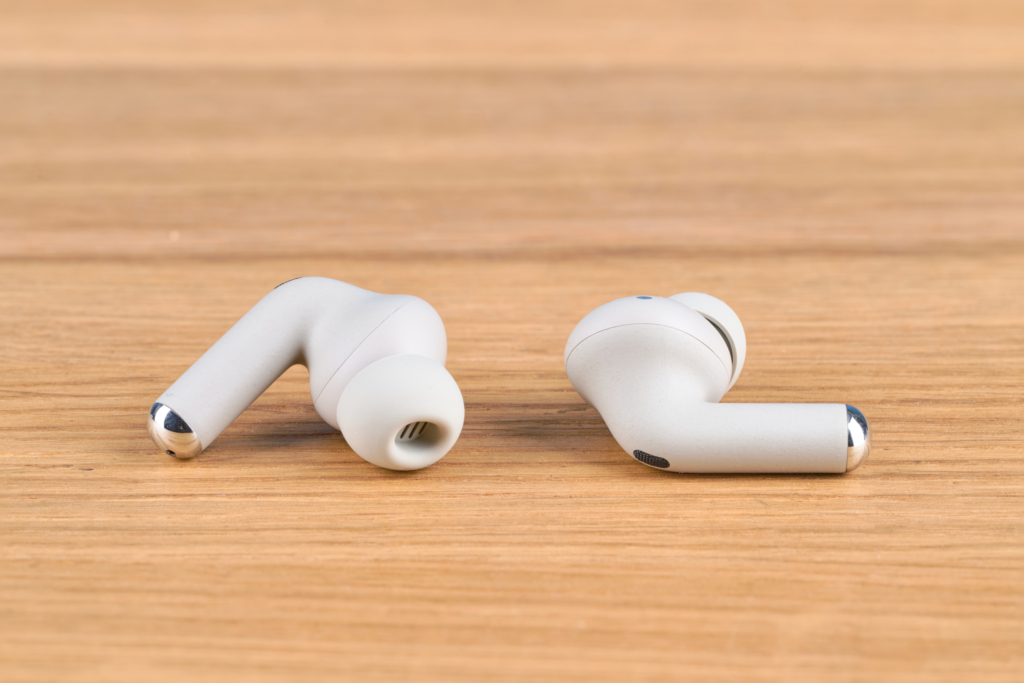 Motorola Moto Buds+ – Beide Buds liegend