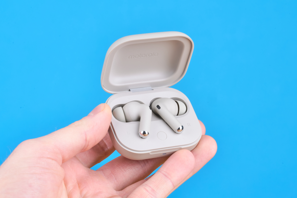 Motorola Moto Buds+ – In der Hand