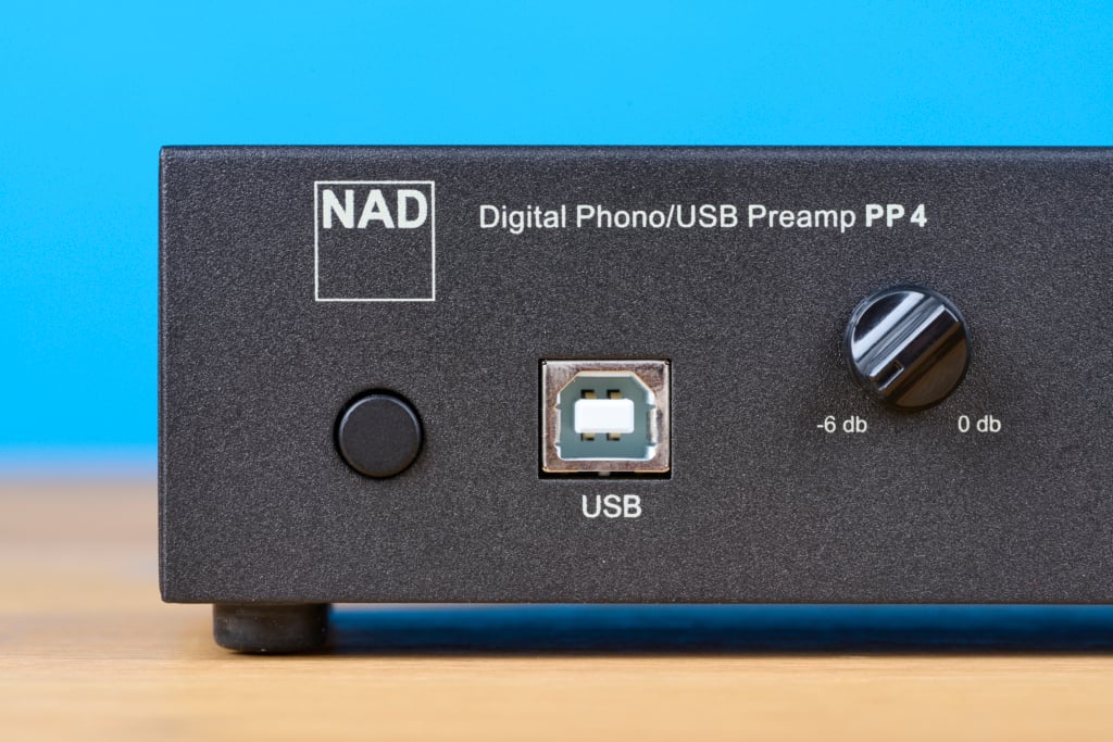 NAD PP 4 Front Detail USB und Gain-Regler