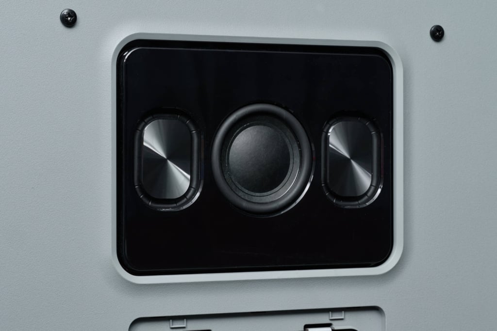 Subwoofer in der Rückwand des OLED+959