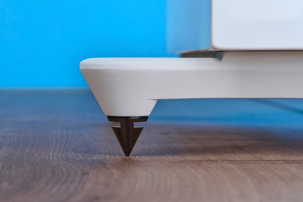 Spikes unter Lautsprechern KEF R7 Meta