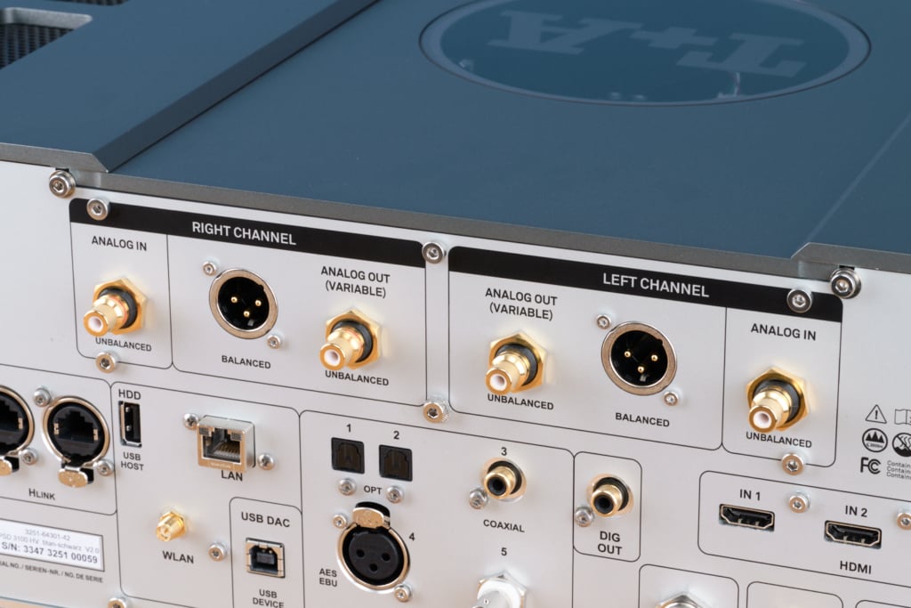 T+A PSD 3100 HV Vorverstärker-Ausgänge Detail