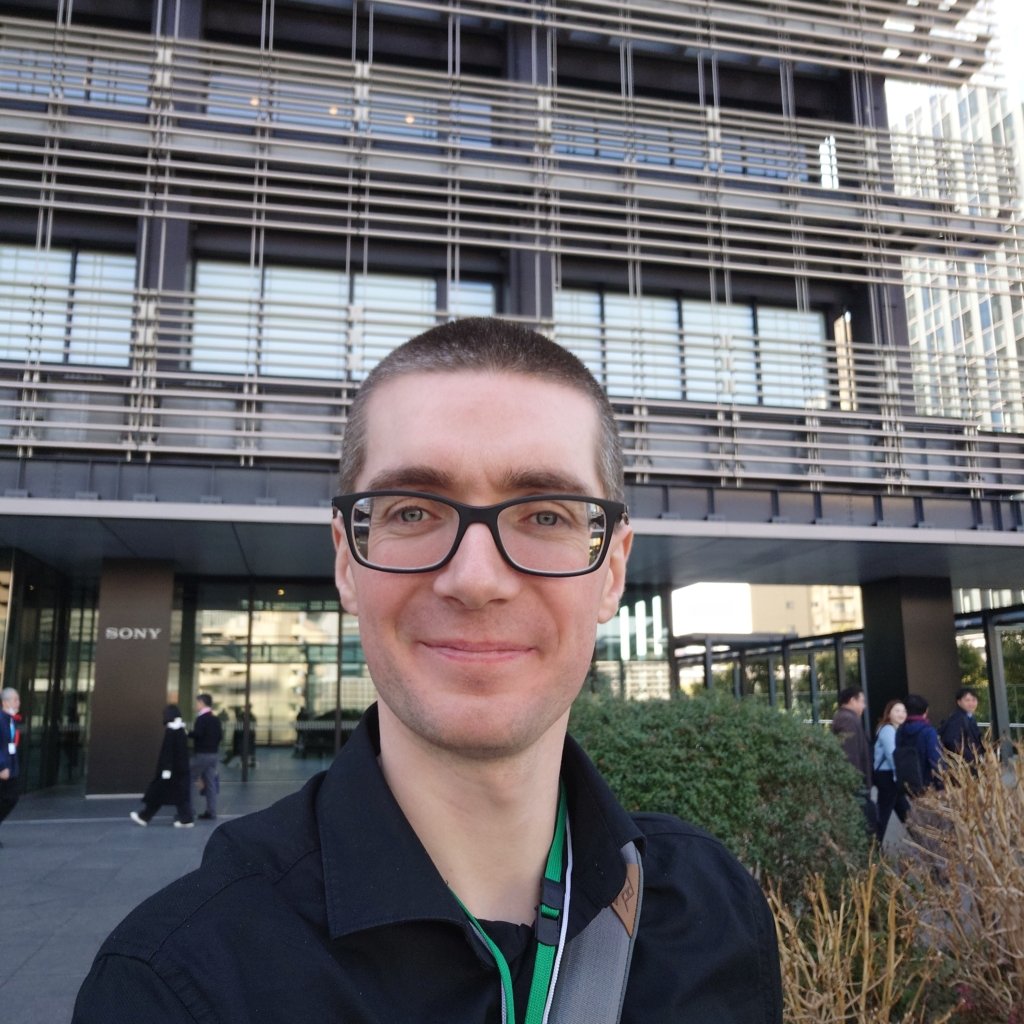 Thorben vor dem Sony-Office in Japan