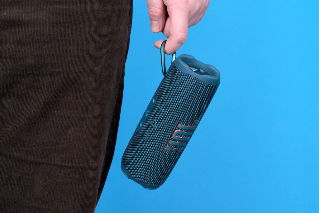 JBL Flip 7 – Karabiner an der Hand