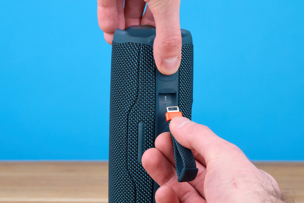 JBL Flip 7 – Pushlock-Mechanismus