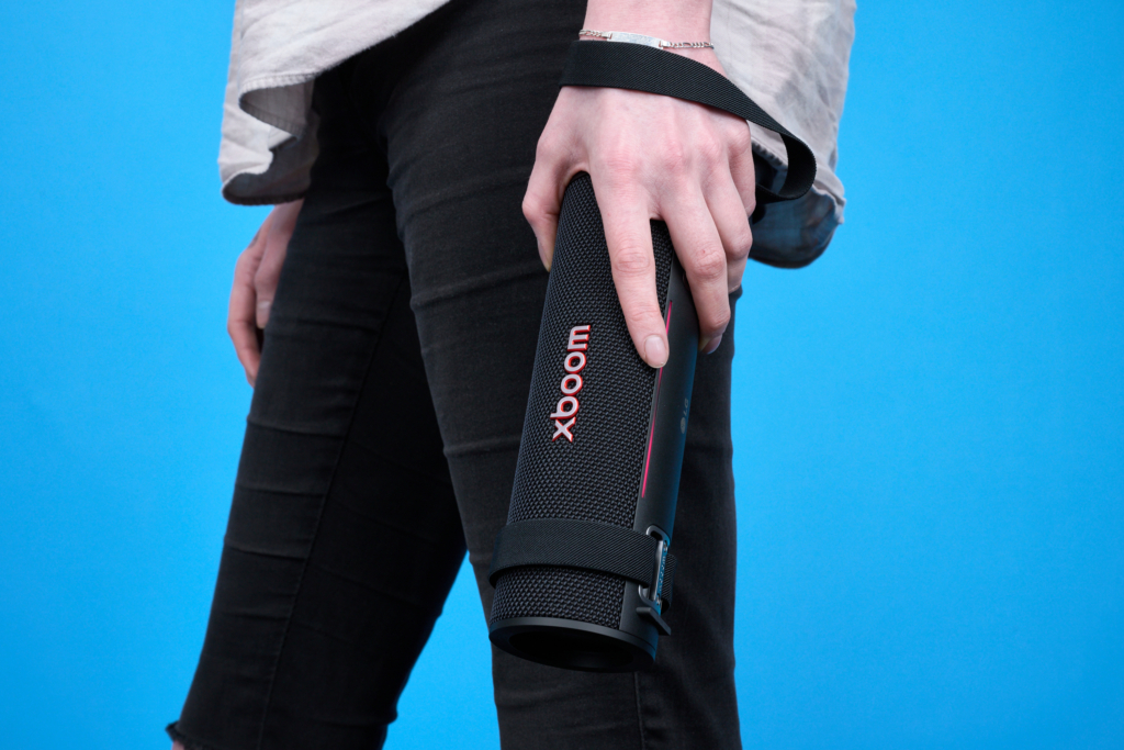 LG xboom Grab – In der Hand