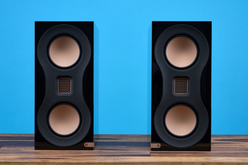 Monitor Audio Studio 89 auf Tisch