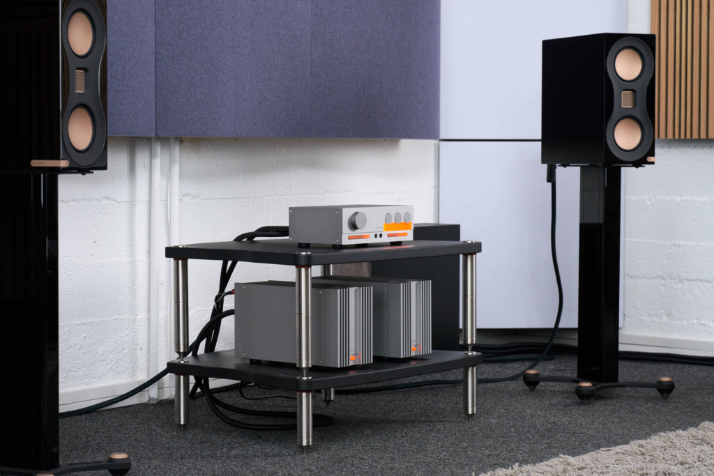 Quad 303 Testsituation mit Quad 33 und Monitor Audio Studio 89