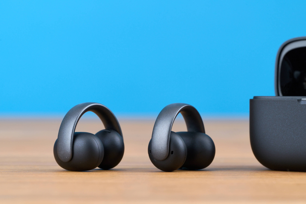 Soundcore AeroClip – Beide Buds neben dem Case