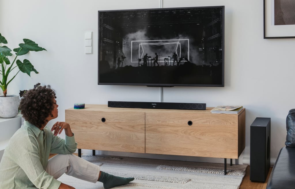 Die Teufel Cinebar 11 bietet im Lieferumfang einen kabellosen Subwoofer. 