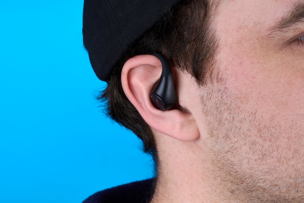 Open-Ears gibt es bereits in verschiedenen Preisklassen. Die hier zu sehenden EarFun OpenJump kosten beispielsweise rund 80 Euro.