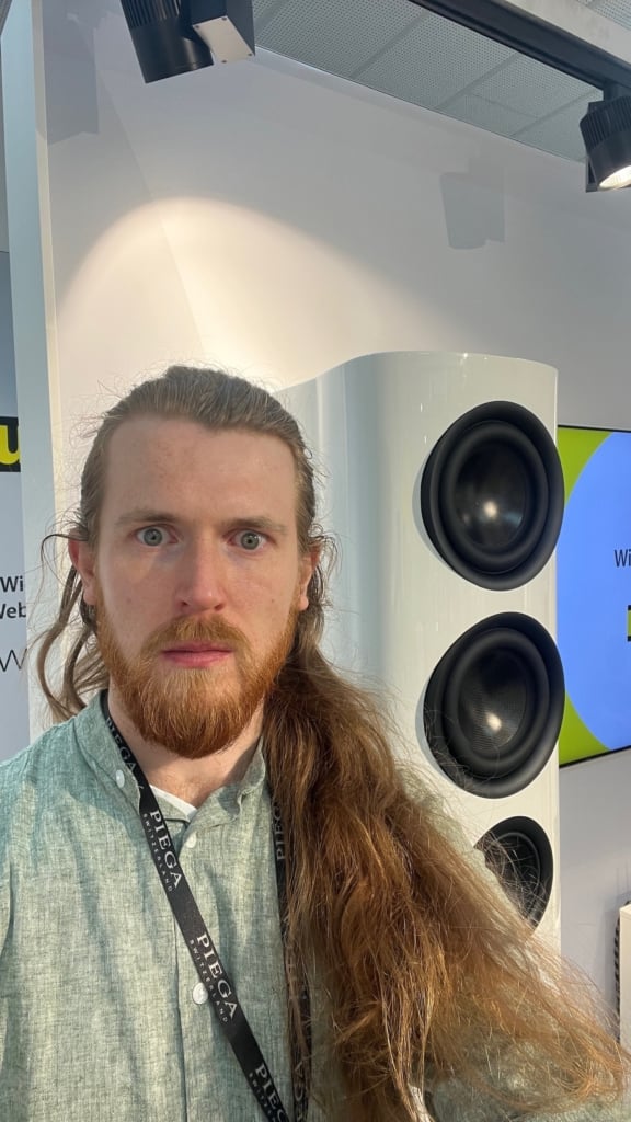Tester Tim mit Nubert nuVero-Serie auf der High End 2025