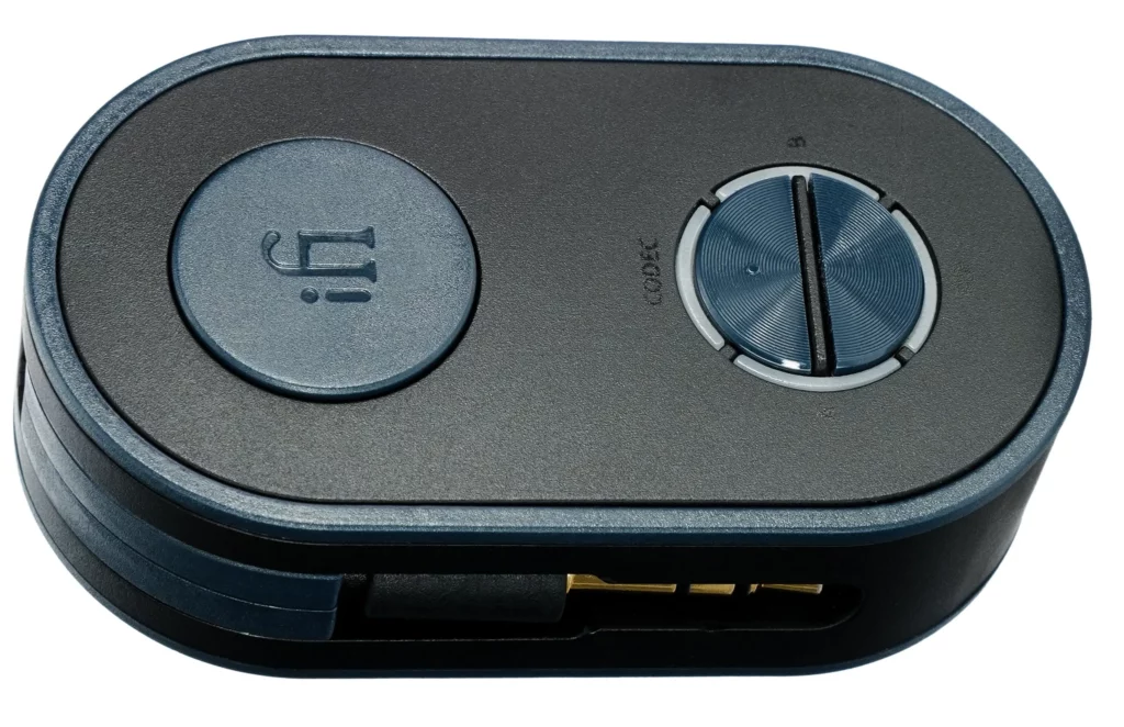 Der iFi Up Travel kann dir auch helfen, Bluetooth-Audio an ein Audiosystem im Auto zu übertragen.