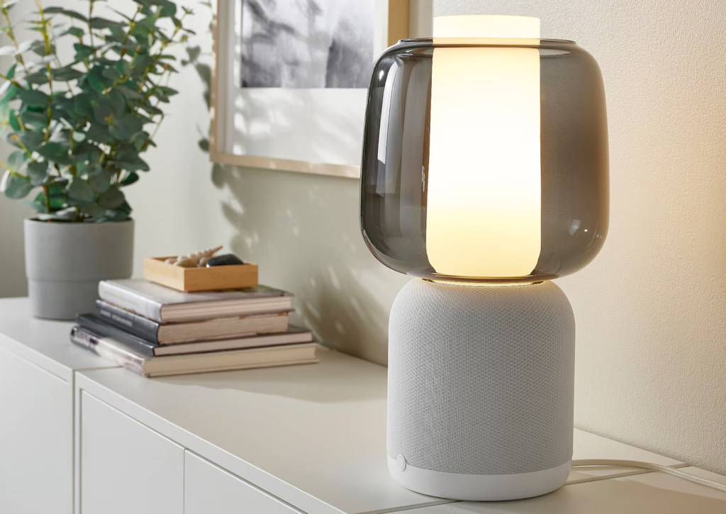 Dieser Symfonisk-Lautsprecher erfüllt eine Doppelfunktion als Lampe.