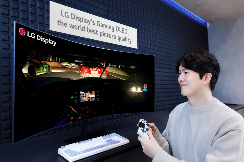 LG Display zeigt auch fast gigantische Gaming-Monitore mit OLED-Technik. 