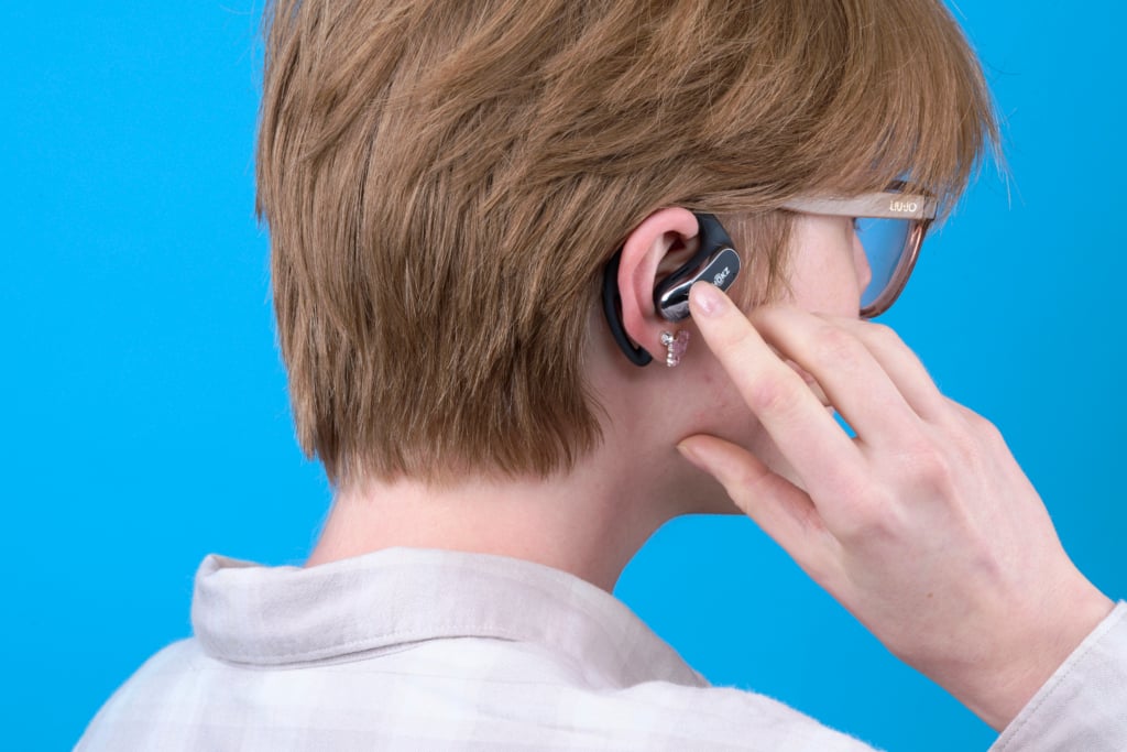 Open-Ear-Kopfhörer sitzen auf deinem Ohr, lassen den Gehörgang allerdings frei.