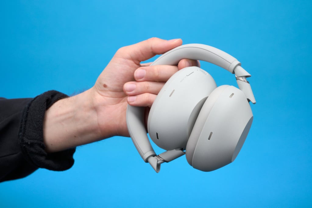 Sony WH-1000XM6 im Test gefaltet