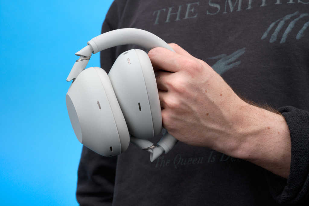 Sony WH-1000XM6 in der Hand