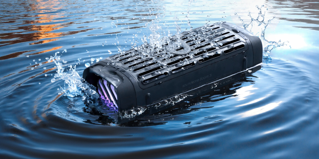 Der neue Outdoor-Lautsprecher Anker soundcore boom 3i scheut auch vor Wasser nicht zurück.