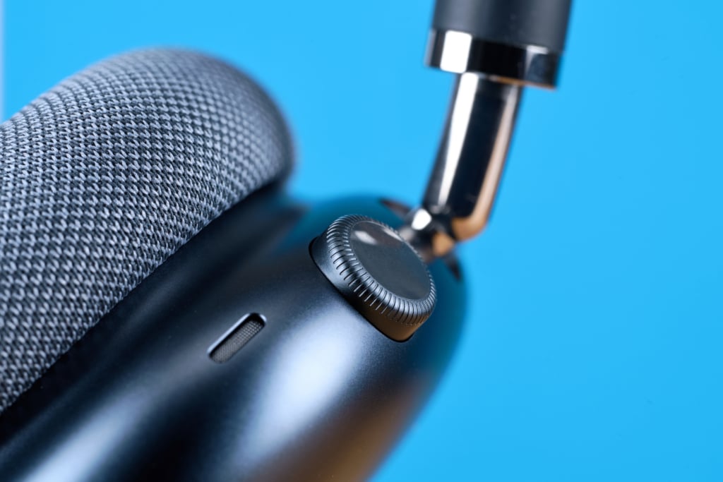 Sony WH-1000XM6 vs Apple AirPods Max im Vergleich – Bedienung AirPods Max