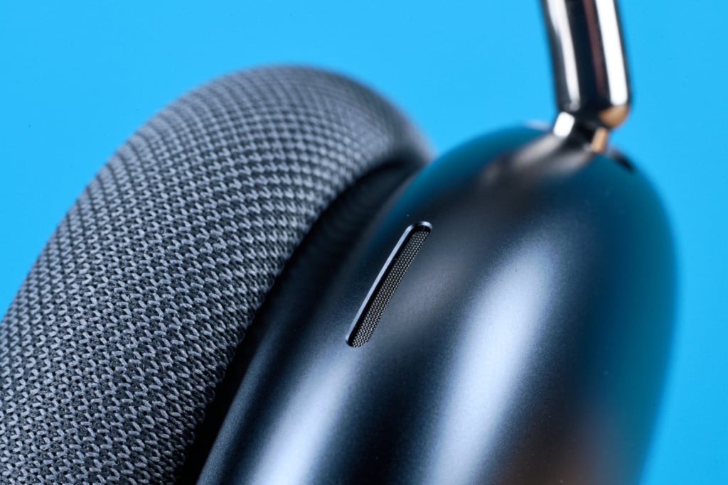 Sony WH-1000XM6 vs Apple AirPods Max – Design