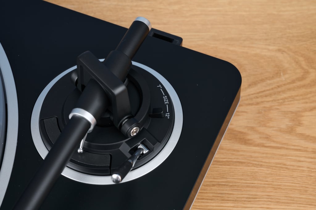 Audio-Technica AT-LP70xBT Detail Tonarm-Lager mit Lift